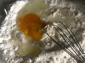 一个鸡蛋、适量的水、一勺色拉油