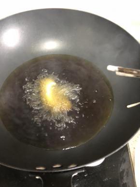 很多很多油。顺着面前的国延放下去。不会烫伤。话说，炸货很美味，操作需谨慎。