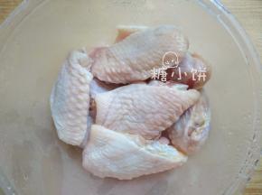 鸡翅中洗净，沥干净水分