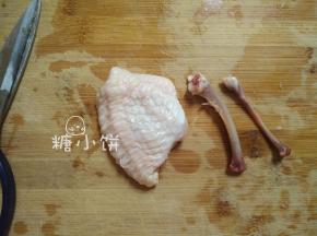 从连接翅根的那一端下手，在两根骨头中间连接的位置剪一刀，剪断。
然后用手分别拧两根骨头，拧断以后抽出来，完成鸡翅中的脱骨。