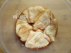 加入所有调味料抓匀揉捏5分钟，然后用保鲜膜盖好，送入冰箱冷藏腌制过夜。