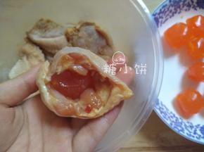 第二天取出，在腌好的鸡翅中间塞入一颗咸蛋黄。
咸蛋黄，狂热分子如我就是塞一整颗。否则的话，推荐放半颗~