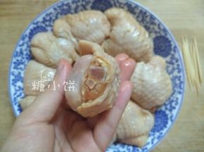 按照步骤2的脱骨方法，一般会保留一块和翅尖部分相连的骨头（如图）
也就是说那一端是封住的，所以只需要用牙签封另一端即可。