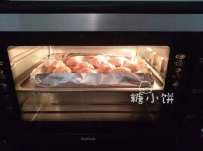 摆在铺好锡纸的烤盘上，送入预热好200的烤箱中层。