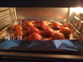 入炉后转上火200，下火180，烤30分钟。
取出迅速将鸡翅翻个面，再回炉，转单上火200，烤5分钟，让底面充分上一下色即可。