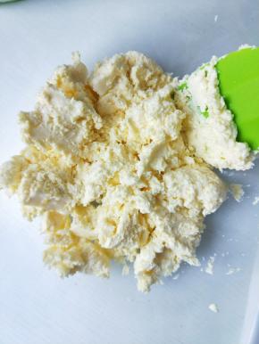 奶酪室温软化。