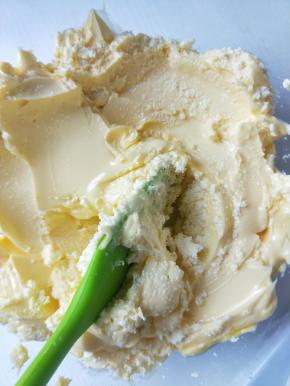 加入软化好的黄油。