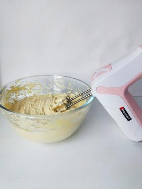 加入白砂糖，打至顺滑无颗粒。