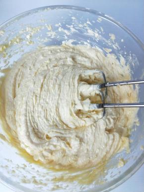 分次加入鸡蛋液，打至黄油奶酪糊发白体积蓬松。