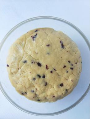 搅拌均匀揉成团。