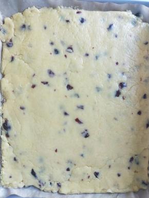 然后放入铺好油纸的烤盘，用叉子叉满孔，然后刷上蛋黄水。