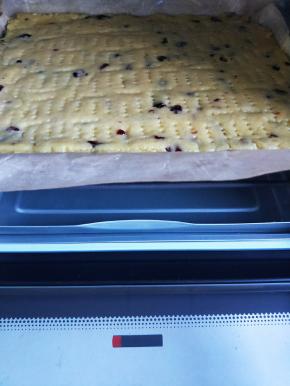 海氏B33烤箱提前180度预热5分钟，然后放入烤箱上下火180度25至30分钟，满意颜色及时盖锡纸。