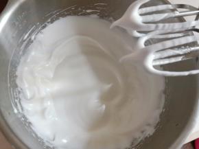 蛋清加几滴白醋，分三次加入细砂糖打发，打至小弯钩状态。