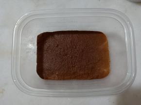 盒子里先放入一块蛋糕片。