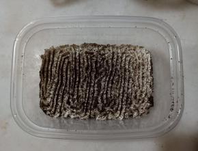 筛上少许奥利奥饼干