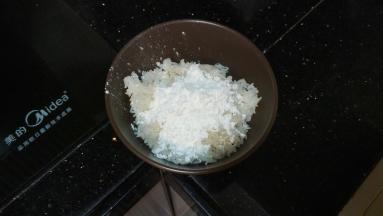 米饭煮好趁热加入两勺糯米粉拌均匀