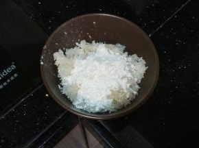 米饭煮好趁热加入两勺糯米粉拌均匀