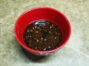 料酒、糖、酱油、老抽放入碗里混合均匀