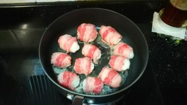锅里热油，放入肥牛饭团慢煎