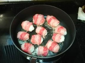 锅里热油，放入肥牛饭团慢煎