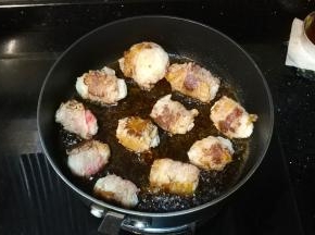 倒入混合调料，煮至酱汁浓稠