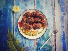 洒上芝麻，淋上烧汁