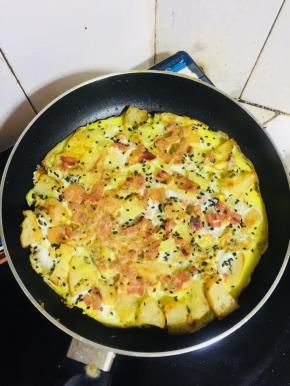 待蛋液表面稍微凝固，翻面再继续小火煎制30秒即可。