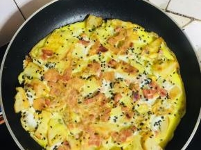 待蛋液表面稍微凝固，翻面再继续小火煎制30秒即可。