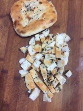 烤饼切成小丁儿备用。