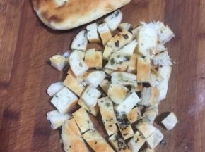 烤饼切成小丁儿备用。