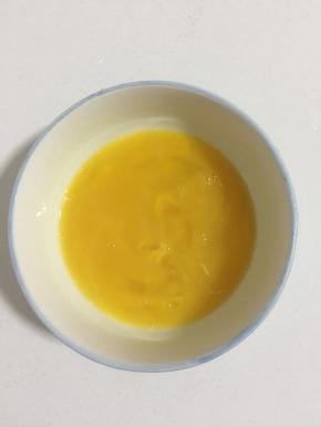 鸡蛋磕入碗中，加入适量的盐打散，搅拌均匀备用。