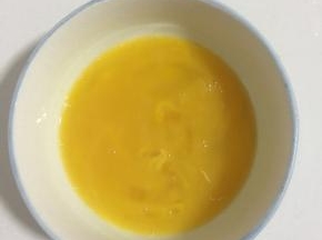 鸡蛋磕入碗中，加入适量的盐打散，搅拌均匀备用。