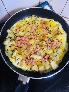 再撒上适量的黑芝麻。