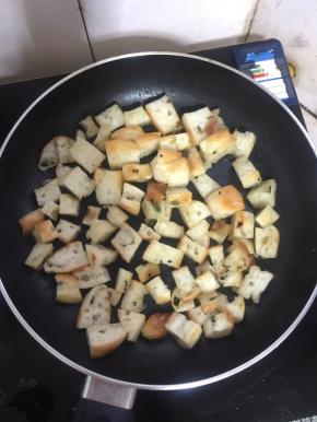 平底锅烧热倒入适量的油，放入烤饼丁儿小火煎制金黄色。（边煎制边用筷子轻轻的翻动，以免糊了。）