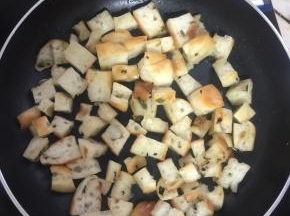 平底锅烧热倒入适量的油，放入烤饼丁儿小火煎制金黄色。（边煎制边用筷子轻轻的翻动，以免糊了。）