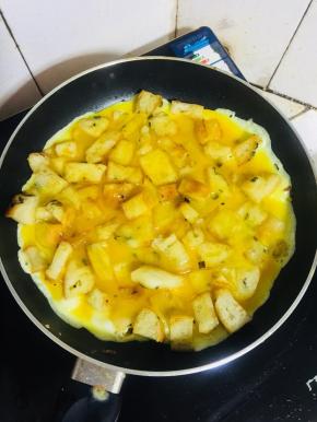 轻轻的转动平底锅，使蛋液均匀的铺在锅底。