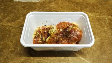鸡腿排用黑椒盐腌一晚