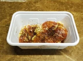 鸡腿排用黑椒盐腌一晚