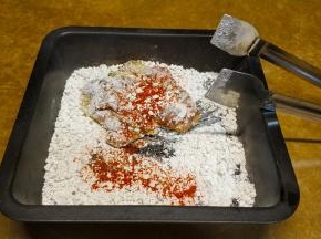 红薯淀粉放入辣椒粉、盐拌均匀