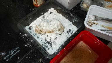 放入鸡腿排裹上粉