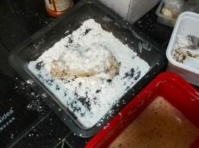放入鸡腿排裹上粉