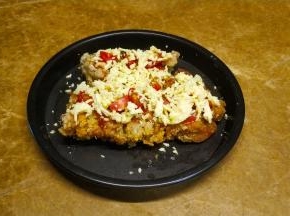 放入切好的番茄或玉米、彩椒，最后撒满芝士碎