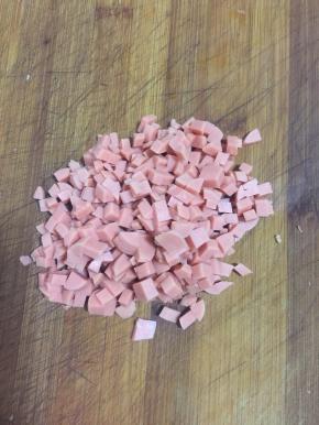 火腿肠切成小丁儿备用。