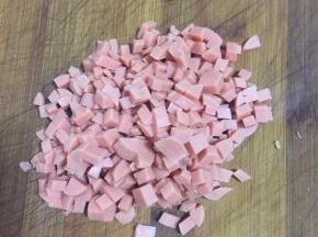 火腿肠切成小丁儿备用。