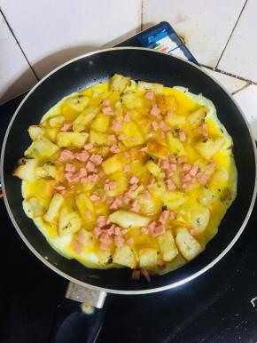 撒上适量的火腿丁。