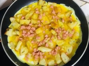 撒上适量的火腿丁。