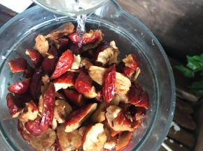 红枣放入料理机内，加入同等量的清水，打成泥