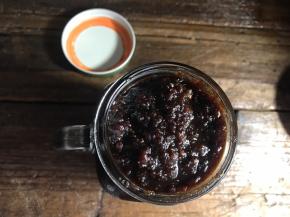 稍稍放凉后，装入密封罐里