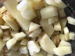 生姜放入料理机内，打成泥