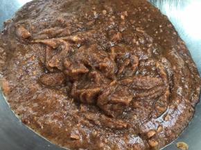 倒入不锈钢锅内，也可以用砂锅